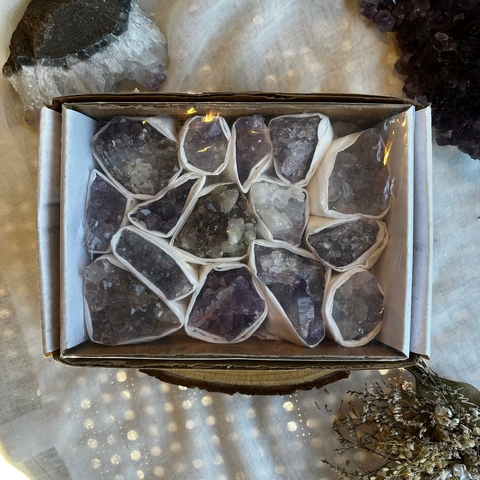 Kit de Pedras Brutas Ametistas (caixa branca e pelicula transparente)