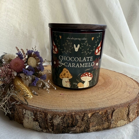 * Vela Chocolate e Caramelo - The Whispering Cabin