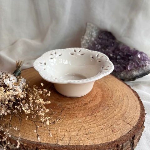 Porta Vela Porcelana Branca com pétalas