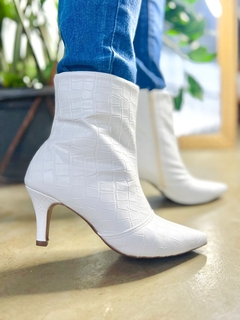 Bota feminina bico fino salto 7cm; GV-2016 na internet