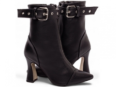 Bota Bico Fino Cano Médio; TCL43.003