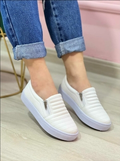 TENIS SLIP ON COM ZIPER BRANCO