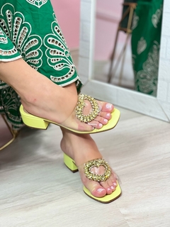 Tamanco Amarelo Luxo Pedraria Coração - comprar online
