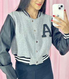 Imagem do BOMBER COLEGIAL COM MANGA COURINO