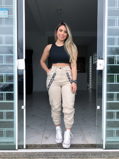 Calça bege clara com suspensório