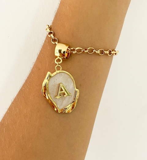 ref 81 pulseira letra com placa - verniz italiano ouro
