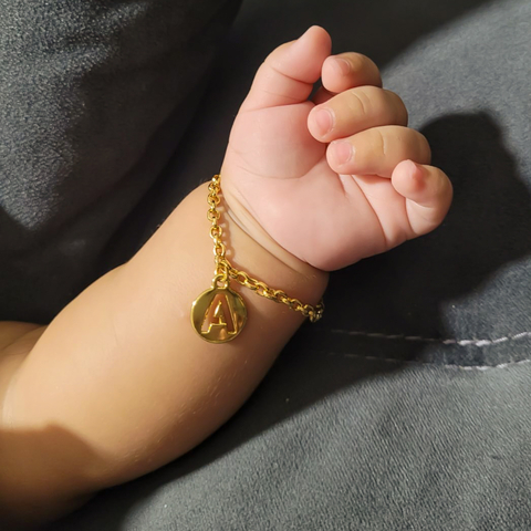 ref 271 pulseira infantil letra medalha - verniz italiano ouro ou ródio