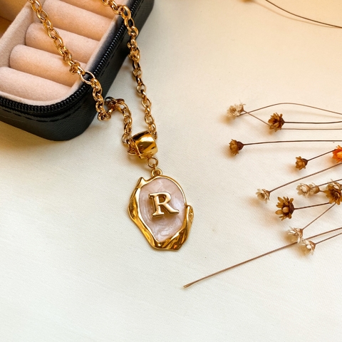 ref 80 Colar placa com letra - verniz italiano ouro