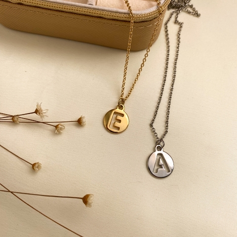 180 Colar letra medalha - verniz italiano ouro ou ródio - comprar online