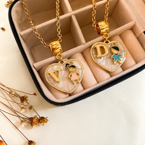 ref 86 Colar placa coração filho com letra - verniz italiano banho de ouro