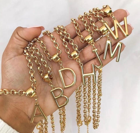 ref 63 Colar letra grande - verniz italiano ouro ou ródio