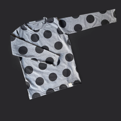 Remera Circulos Negros