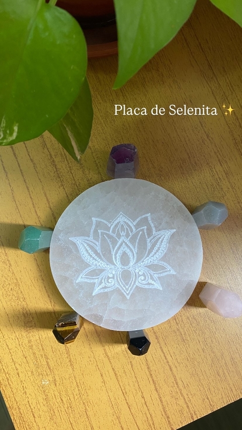 Placa de Selenita com Flor de Lótus - Limpeza Energética e Conexão Espiritual - comprar online