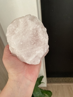 Quartzo Rosa com Base Serrada - Amor Próprio, Incondicional e Paz na internet
