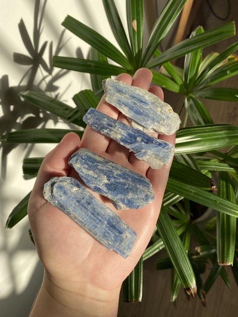 Cianita Azul - Proteção, Alivia Ansiedade e Conexão Espiritual - comprar online