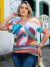 Blusa de tecido estampado e gola "V"