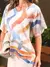 Blusa de tecido estampada, manga curta e gola "V" - comprar online