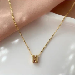 Colar letra em aço inox dourado - comprar online