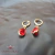 Argola com pingente gota de cristal na cor vermelha - banhado a ouro 18k - comprar online