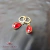 Argola com pingente gota de cristal na cor vermelha - banhado a ouro 18k