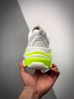 Balenciaga Triple S na internet
