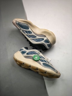 Yeezy 700 V3 Kyanite na internet