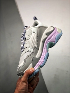 Balenciaga Triple S 3.0 na internet