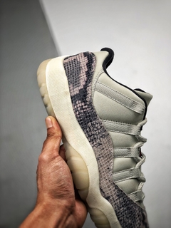 11 Low Snakeskin Light Bone - comprar online
