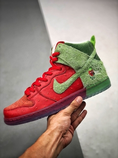 Dunk High Strawberry Cough na internet