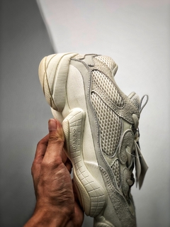 Yeezy 500 Bone White na internet
