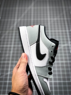 Air Jordan 1 Low Smoke Grey na internet