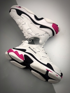 Balenciaga Triple S na internet