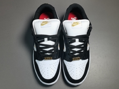 Supreme x Dunk Low Black Stars na internet