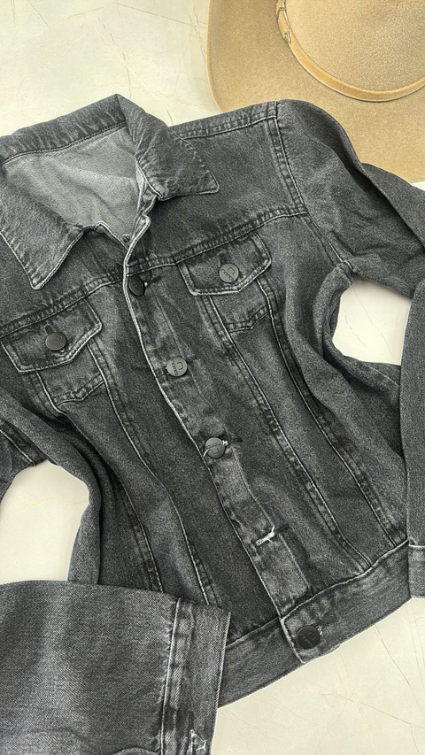 JAQUETA PRETA DESTONADA