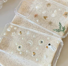 Funda floral + incial - byvictoriaramirez