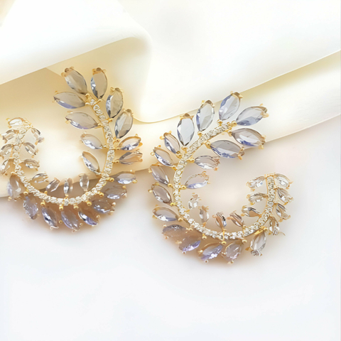 BRINCO MEIA ARGOLA CRISTAIS AZUIS COM ZIRCONIA NO OURO 18K