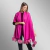 ECHARPE POMPONS EM PELE PREMIUM Rosa Pink Acesssório pashmina xale lenço viscose macia cashmere lã leve natural raposa raccoon. Por Fabiane Frank. Quentinha para dias frios outono inverno 2025 2026 compre Online Gramado 1