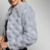 Chaqueta femenina de piel de conejo y cuero de cordero a cuadros "Deepgrid" en color azul brisa de Fabiane Frank. Hecha a mano en Gramado – Brasil. Otoño/Invierno 2025.