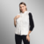 Colete de pele feminino branco tramado em tricot por Fabiane Frank. Feito à mão em Gramado - Brasil com pele natural de coelho em base de tricot. Outono inverno 2025 2026.