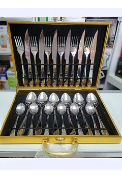 Maletín de cubiertos de 24 piezas de acero con diseño dorado