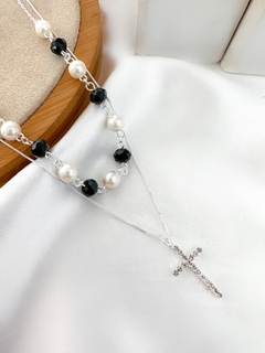 Colar duplo folheado a prata 925 com cristais e perola com pingente de cruz com strass.