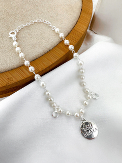 Pulseira folheada a ouro 18k e prata 925 de perola com pingente "sou grato". - comprar online