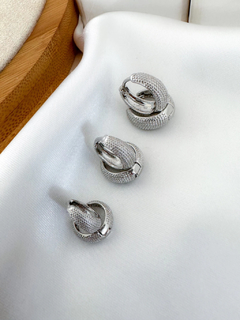 Trio de brincos folheado a ouro 18k e prata argolas escovadas. - comprar online