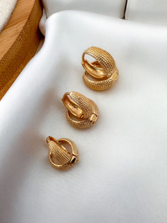 Trio de brincos folheado a ouro 18k e prata argolas escovadas.
