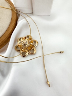 Choker dupla com pingente de flor folheado a ouro 18k - comprar online