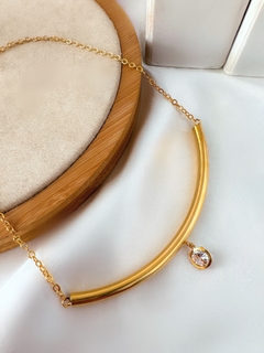 Colar tubo folheado a ouro 18k com ponto de zircônia.