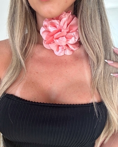 Choker em courinho com flor