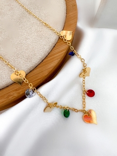 Choker folheado a ouro 18k com pingente de coração e cristais coloridos,