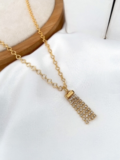 Colar folheado a ouro com pingente lariat de micro zircônias