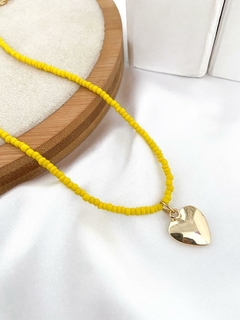 Colar de miçangas com pingente coração dourado